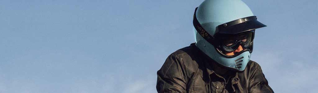 Un motociclista indossa un casco vintage con un colore particolare