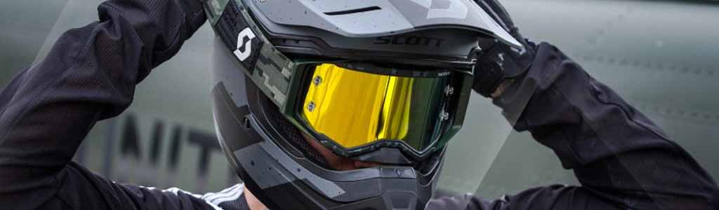 Un motociclista indossa un paio di occhiali motocross per proteggersi da vento, polvere e detriti
